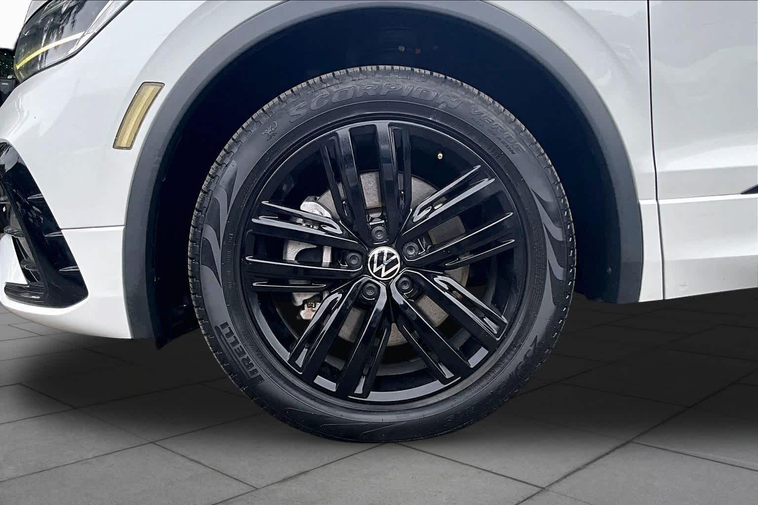 Used 2022 Oryx White Pearl Volkswagen SE R-Line Black image 11