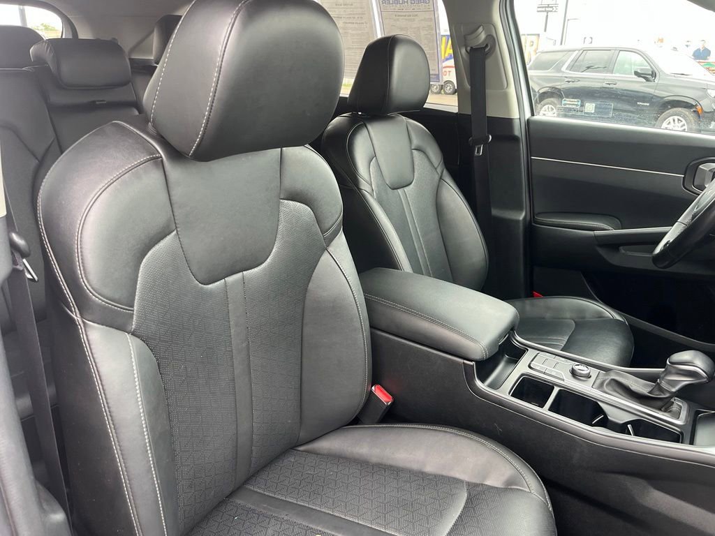 Used 2022 White Kia S image 30