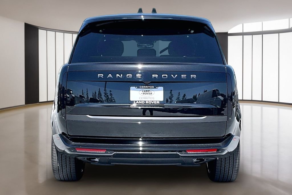 New 2026 SANTORINI BLACK Land Rover SE image 4