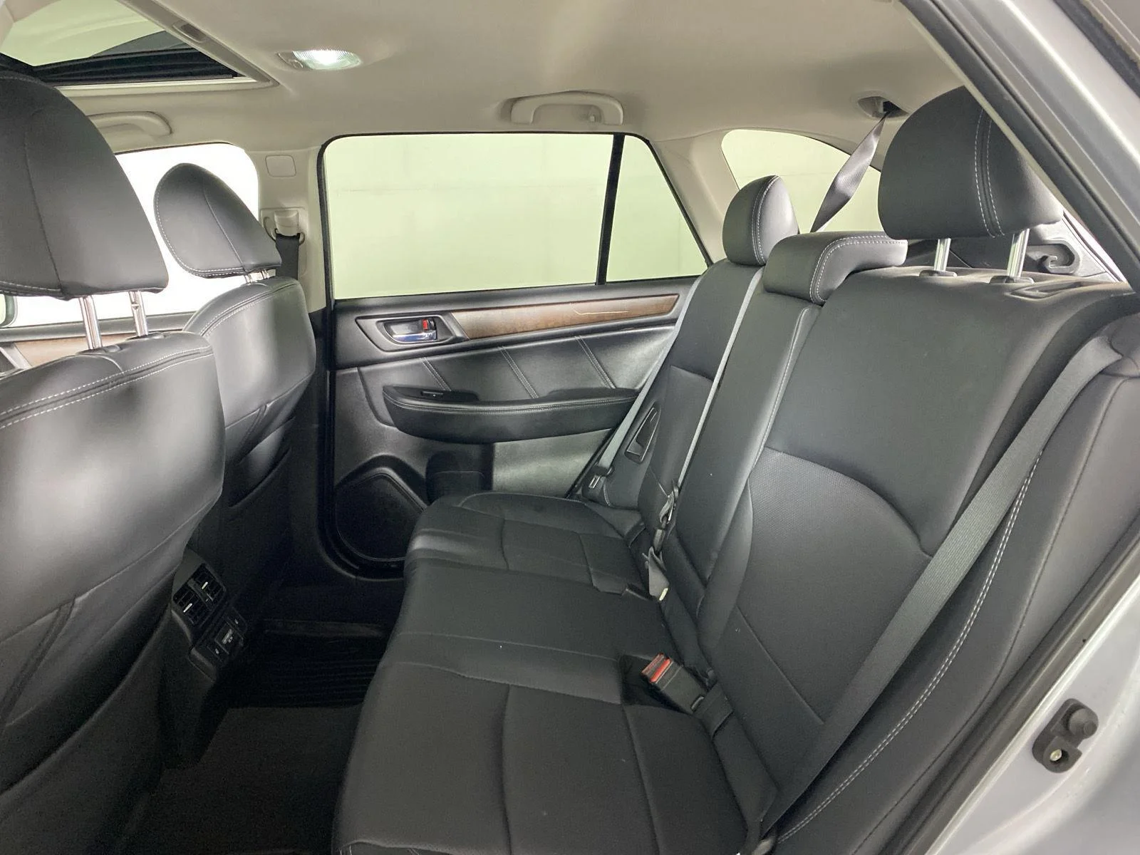 Used 2018 Ice Silver Metallic Subaru Limited image 27