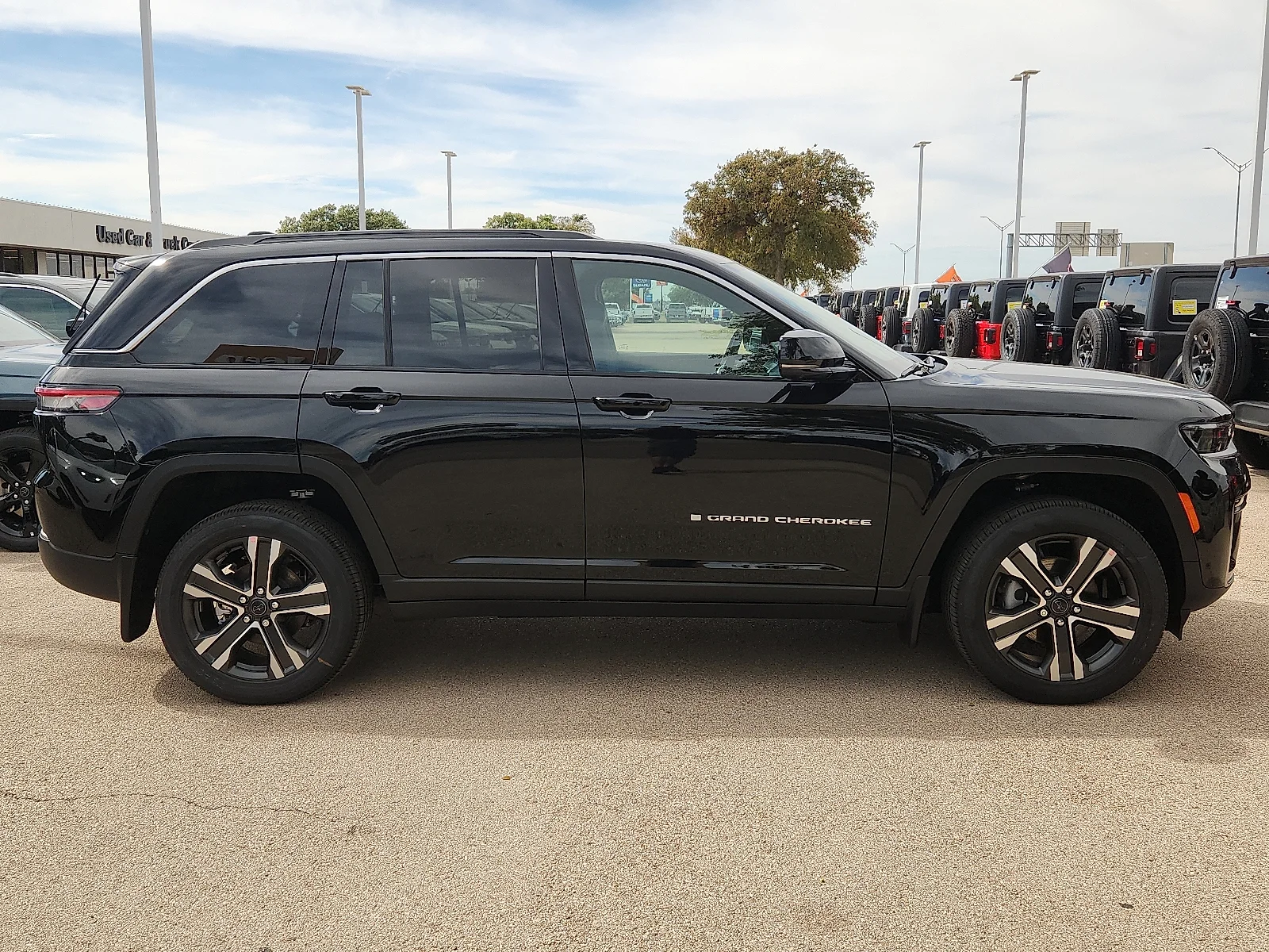 New 2027 High-Gloss Black Paint Jeep LIMITED 4X4 image 5