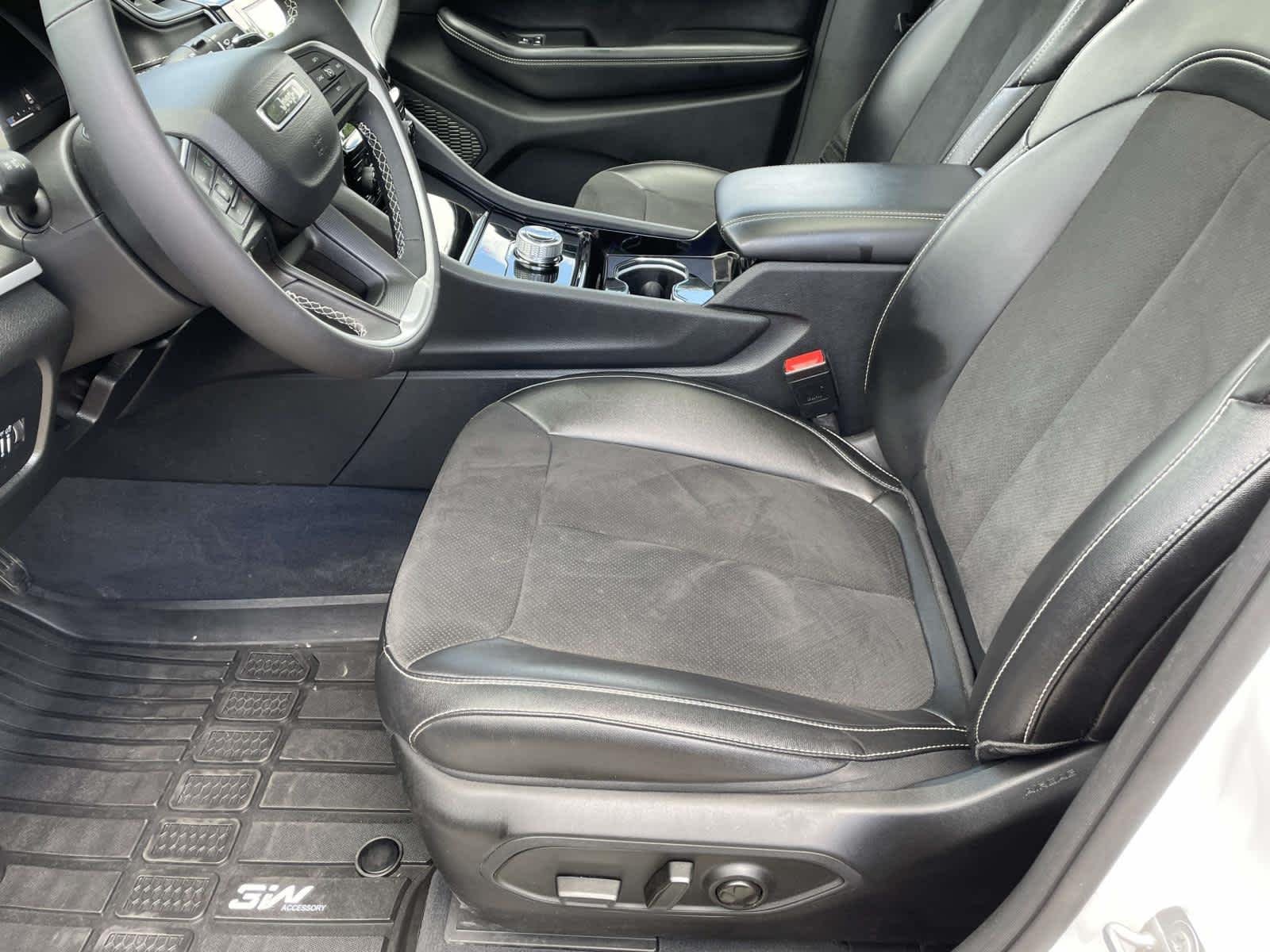 Used 2023 Whi/white Jeep Altitude image 15