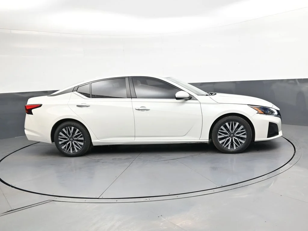 Used 2023 White Nissan 2.5 SV image 4