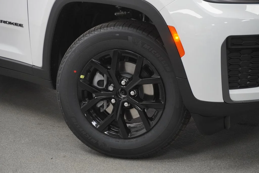 New 2026 Bright White Clear-Coat Exterior Paint Jeep Altitude image 4