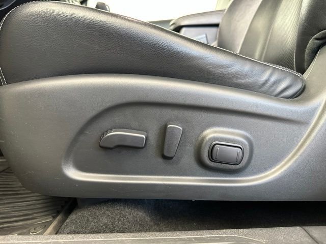 Used 2020 White Nissan SL image 22