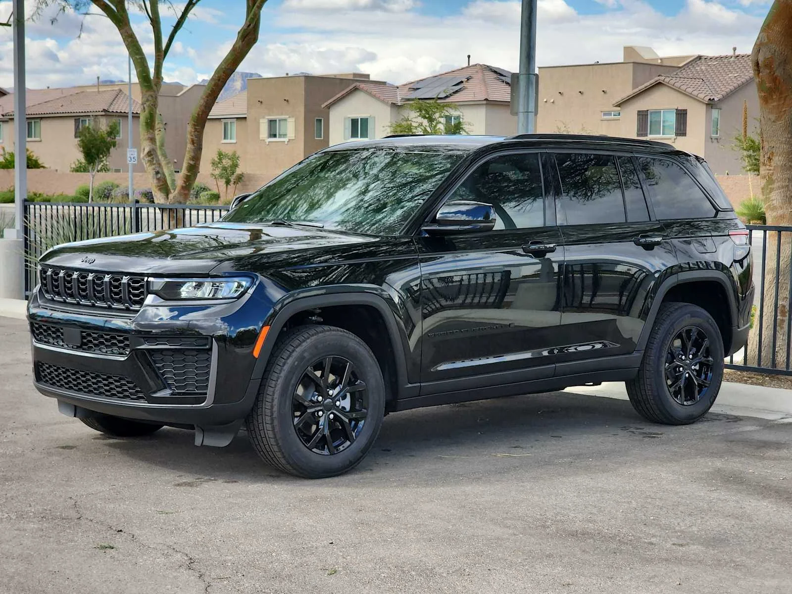 New 2026 Diamond Black Crystal Pearl-Coat Exterior Paint Jeep Laredo Altitude image 4