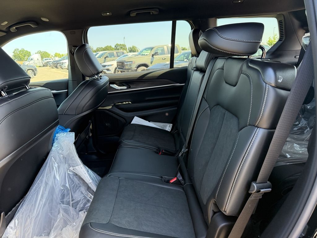 New 2026 Diamond Black Crystal Pearlcoat Jeep Altitude image 23