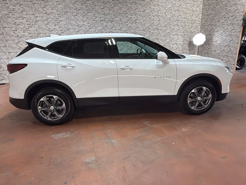 Used 2025 Summit White Chevrolet LT image 8