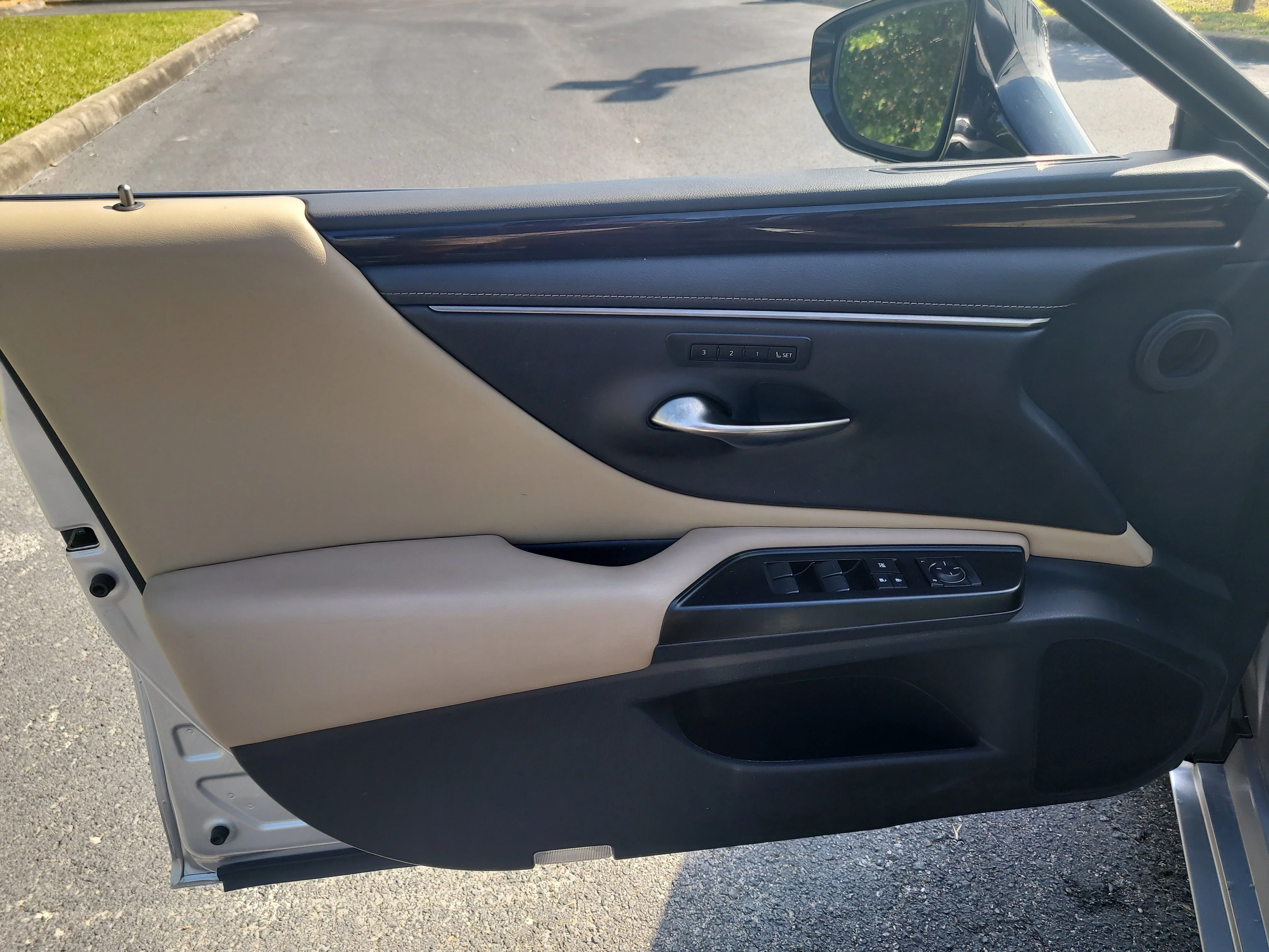 Used 2019 Silver Lexus ES 350 image 15