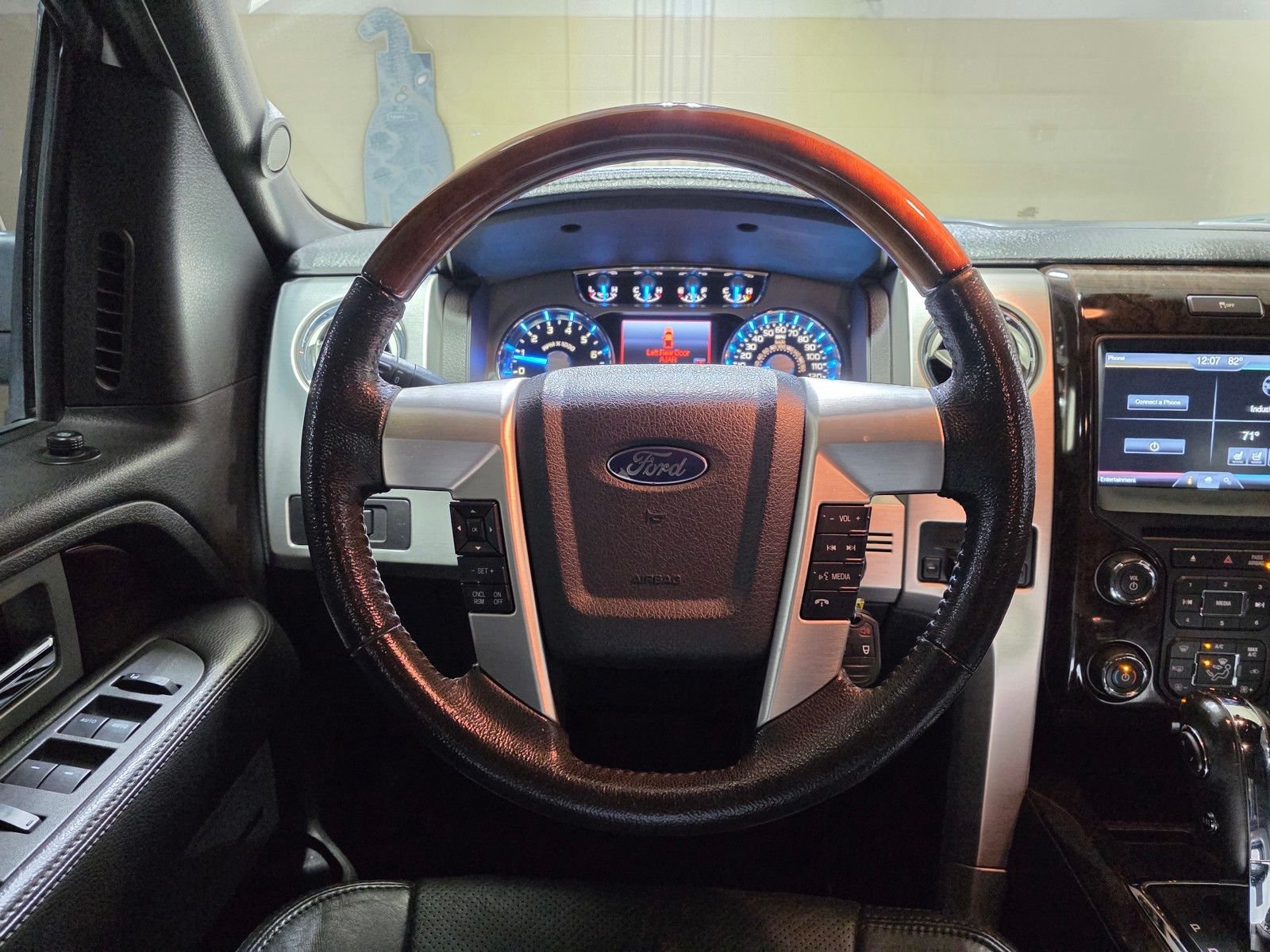 Used 2013 White Platinum Clearcoat Metallic Ford Platinum image 21