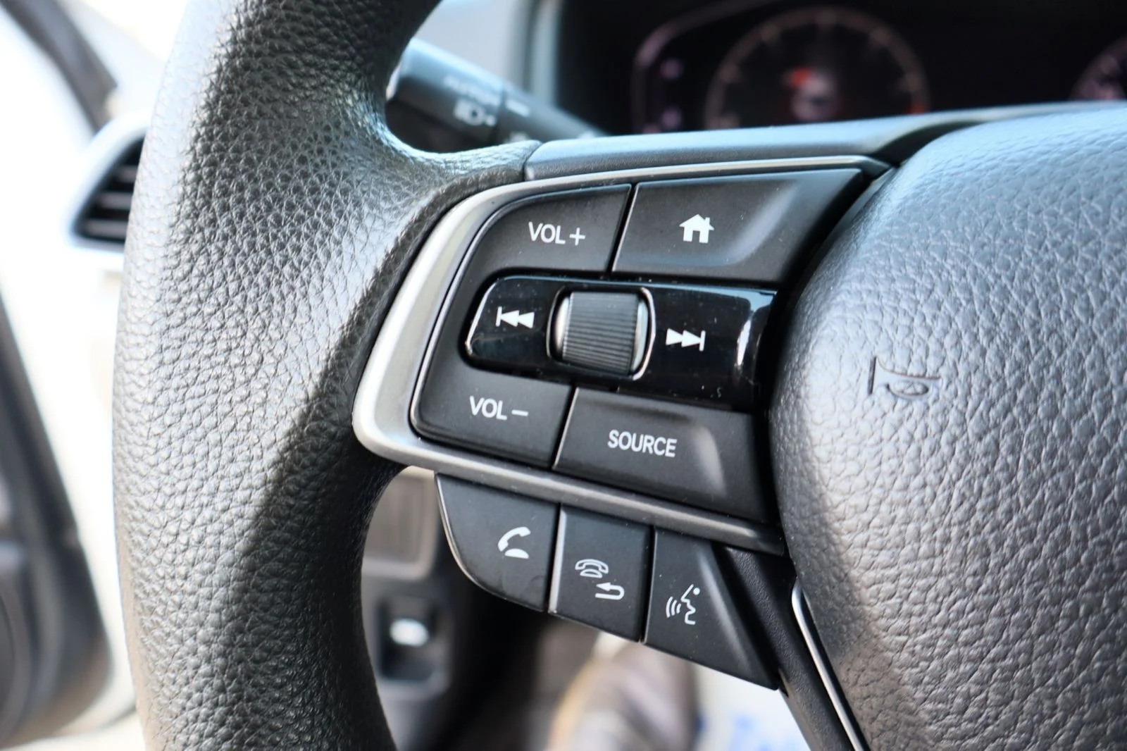 Used 2018 White Honda LX image 17