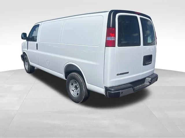 New 2026 Summit White Chevrolet WT image 3
