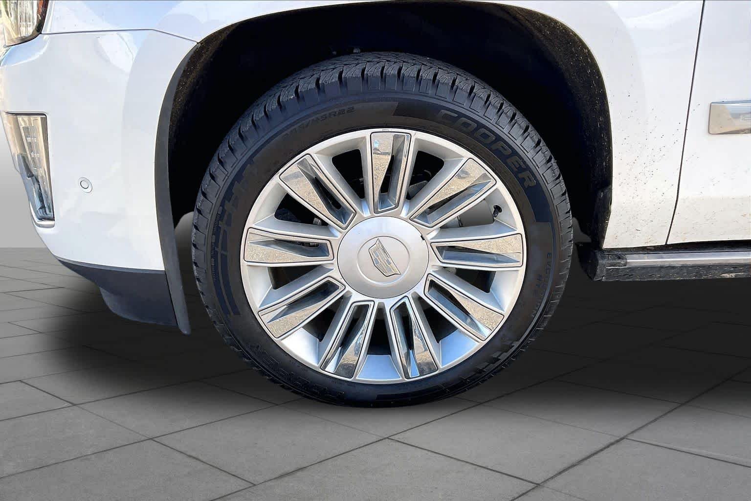 Used 2017 Crystal White Tricoat Cadillac Platinum image 10