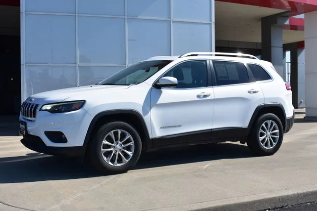 Used 2021 White Jeep Latitude Lux image 2