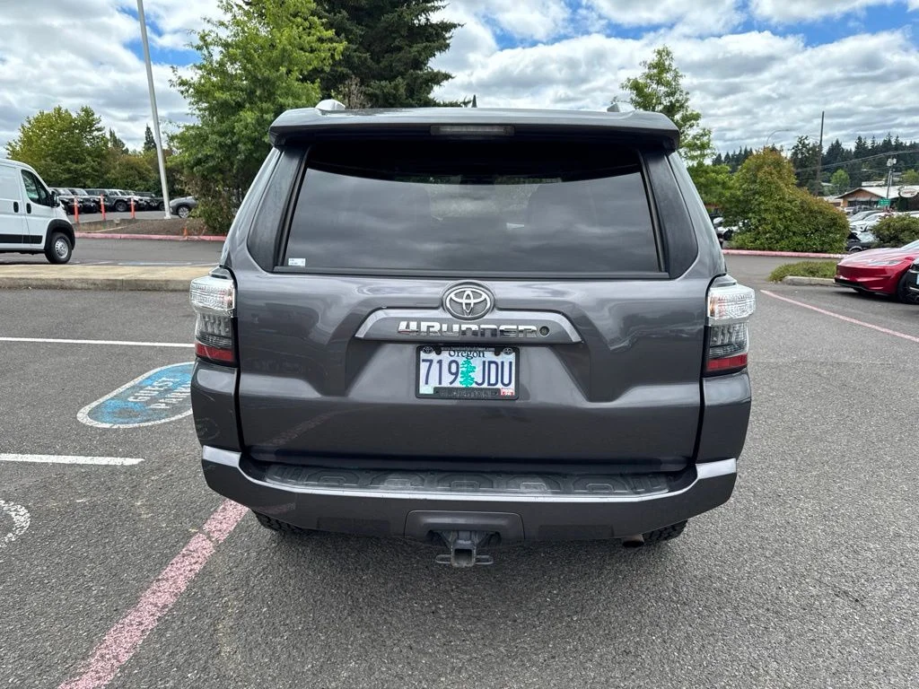 Used 2016 Magnetic Gray Metallic Toyota SR5 Premium image 10