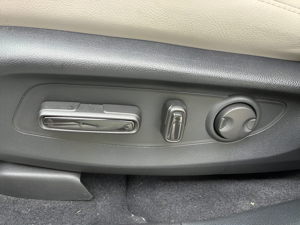 Used 2024 White Honda EX-L image 10