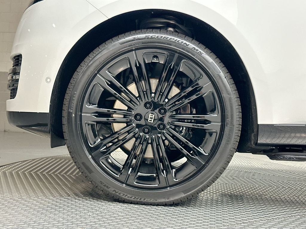 New 2027 Fuji White Land Rover SE image 5