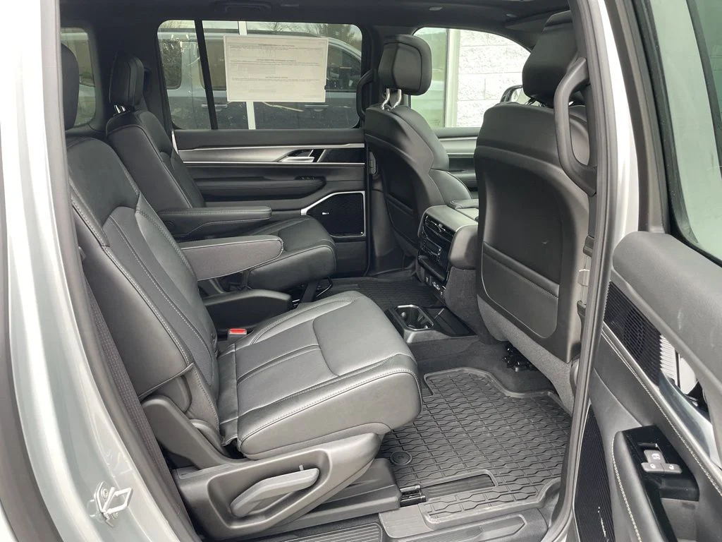 New 2026 Silver-Zynith Exterior Paint Jeep Limited Altitude image 16