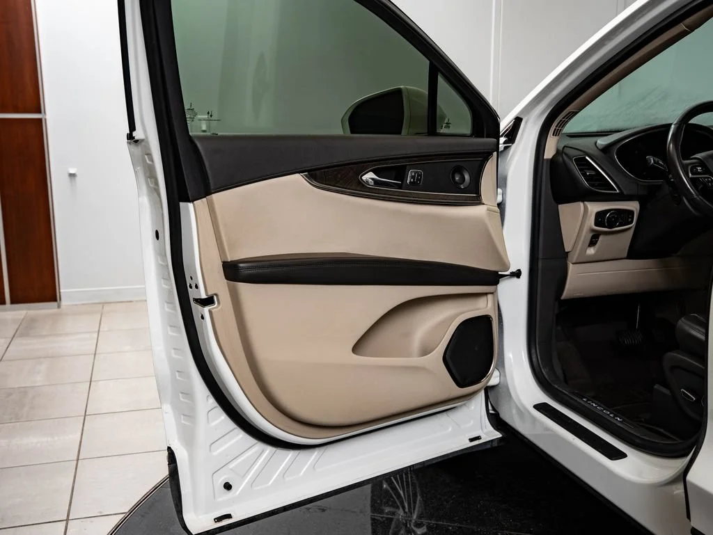 Used 2020 Pristine White Lincoln Reserve image 29