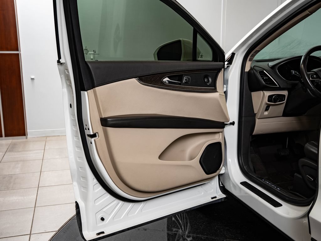 Used 2020 Pristine White Lincoln Reserve image 29