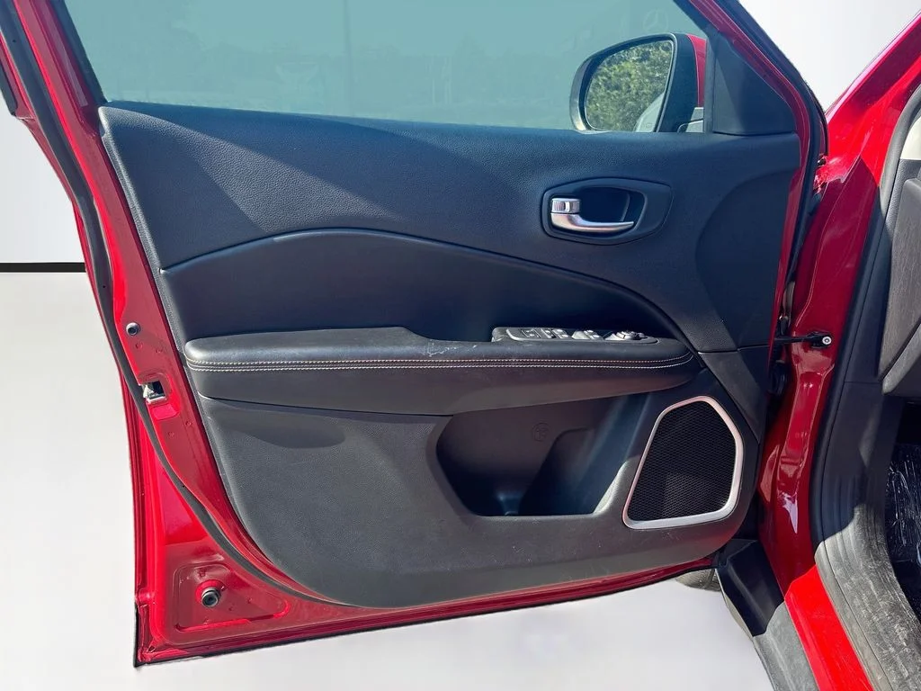 Used 2019 Red Jeep Latitude image 27