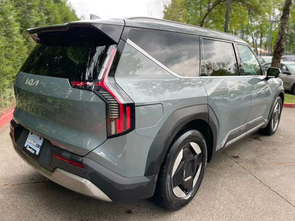 Certified Used 2024 Iceberg Green Kia Wind image 4