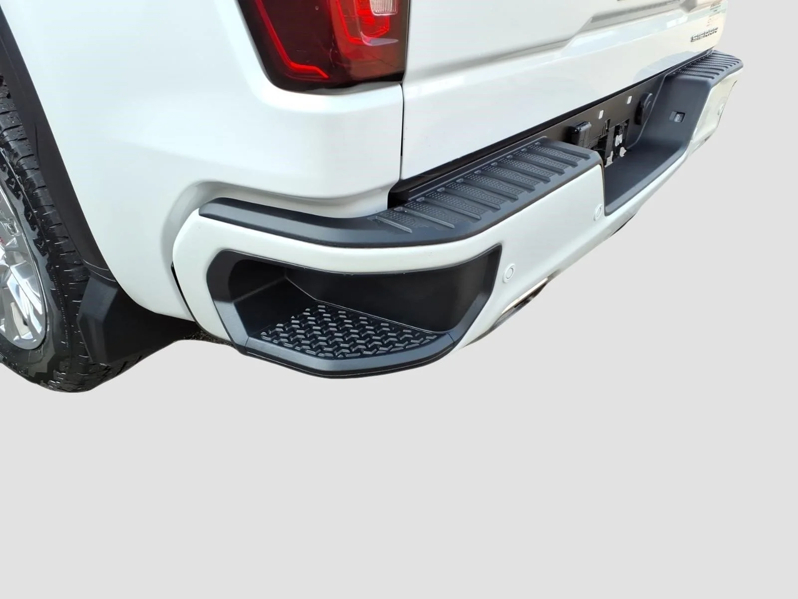 Used 2024 White Frost Tricoat G1w GMC Denali image 18