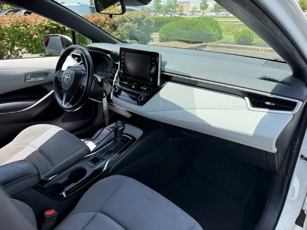 Used 2020 White Toyota SE image 19