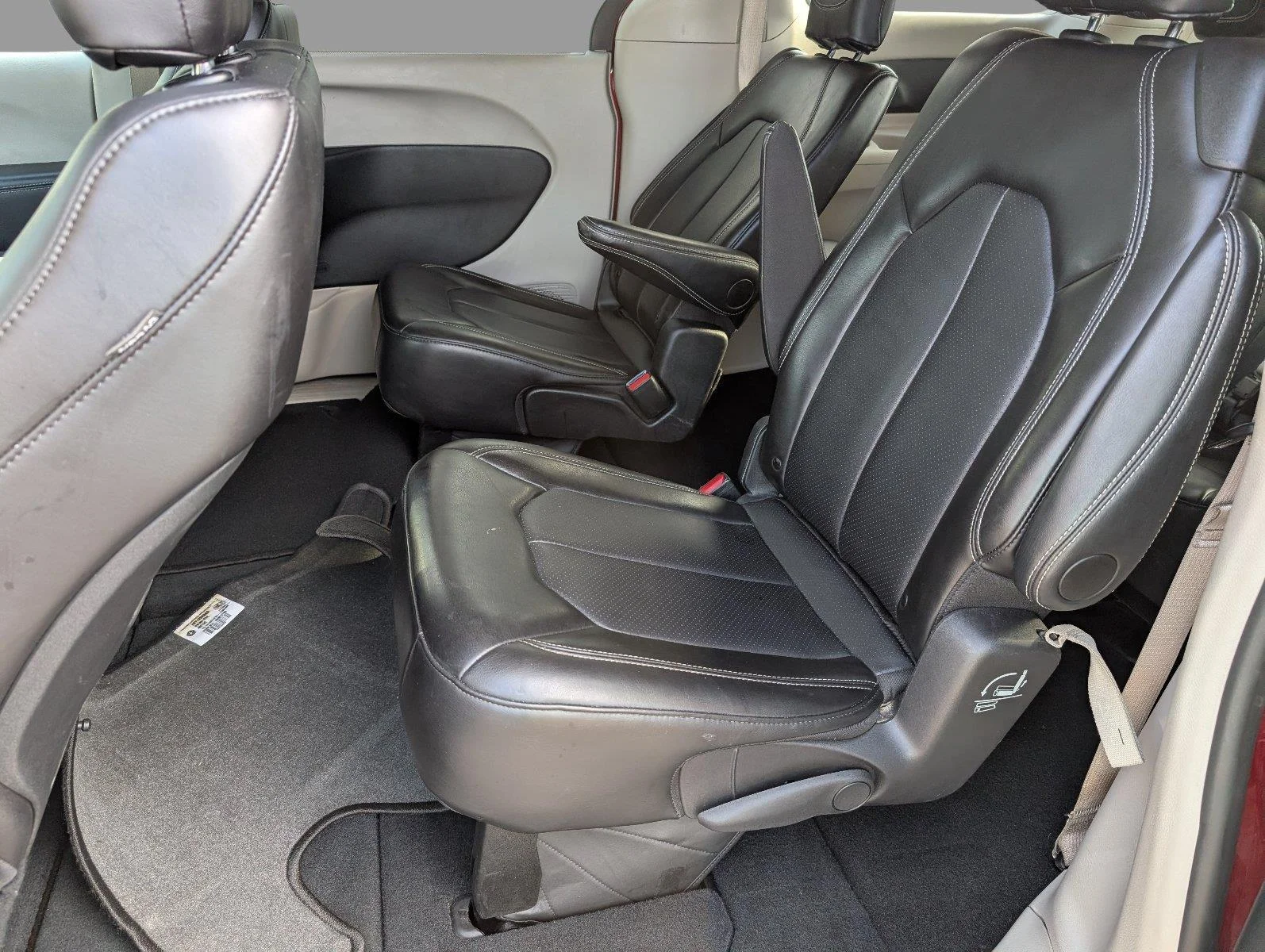 Used 2024 Red Hot Pearlcoat Chrysler Touring L image 32