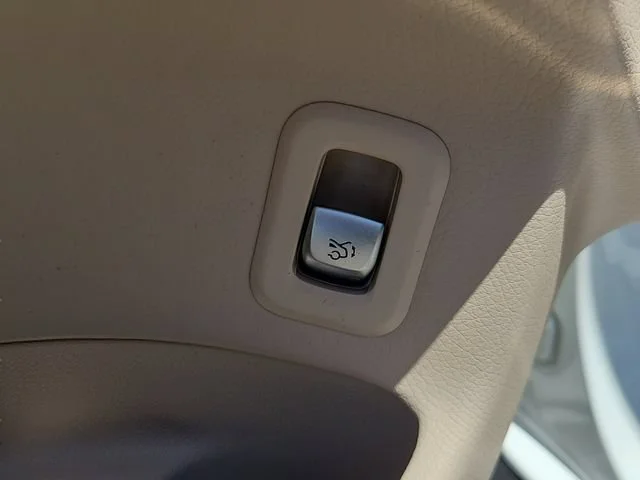 Used 2023 White Mercedes-Benz GLC 300 image 19