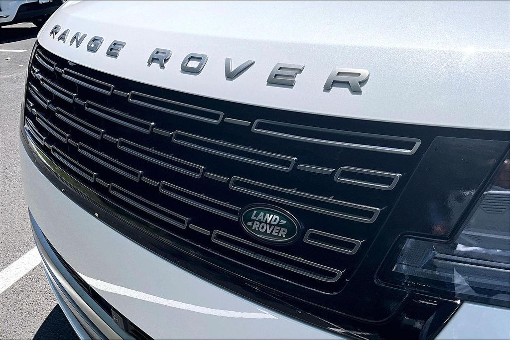 Used 2025 White Land Rover SE image 31
