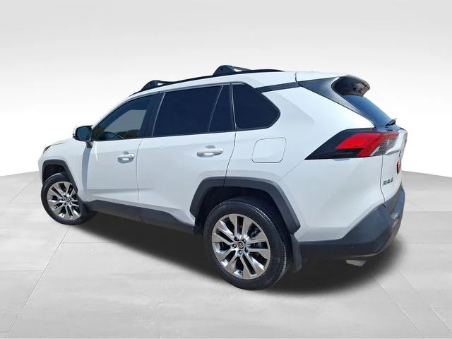 Used 2024 Off-white Toyota XLE Premium image 5