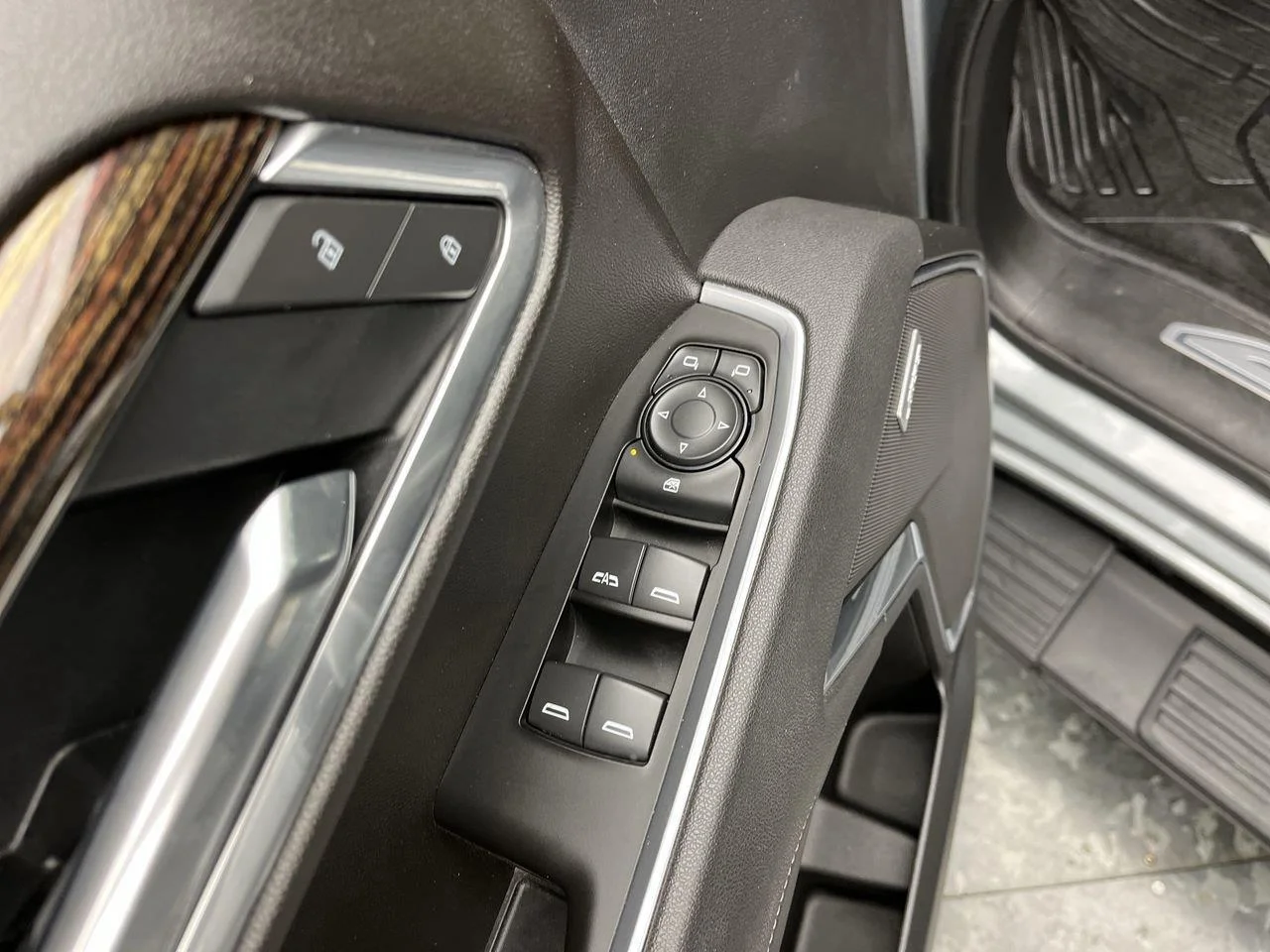Used 2025 Sterling Metallic GMC Elevation image 10