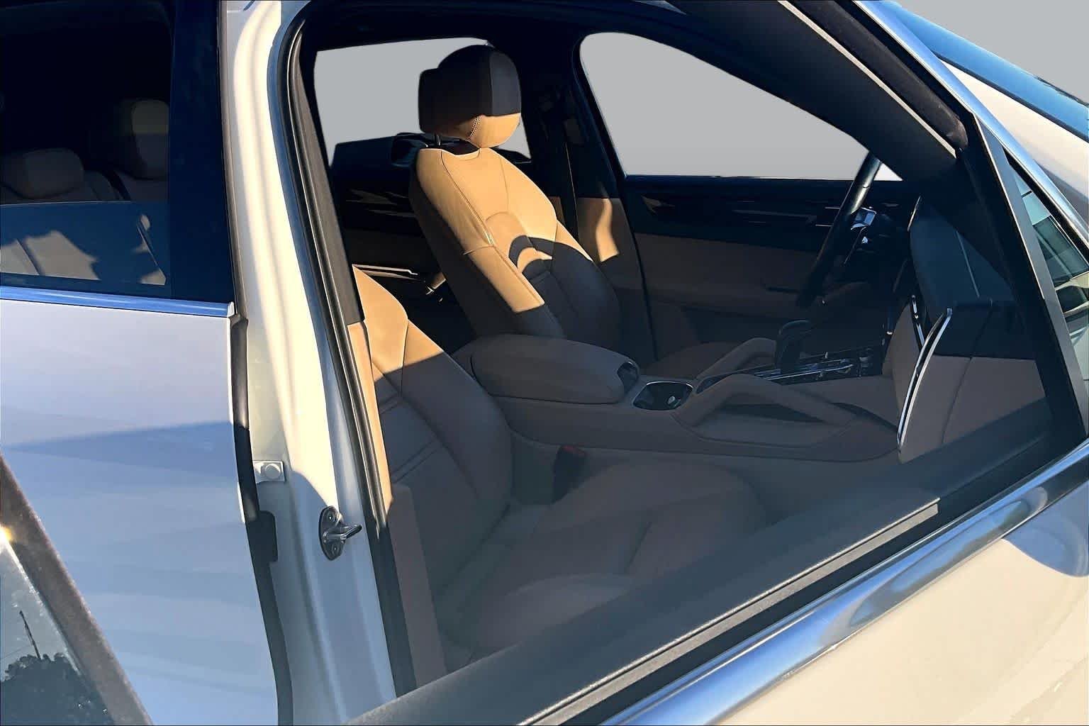 Used 2019  Porsche  image 8