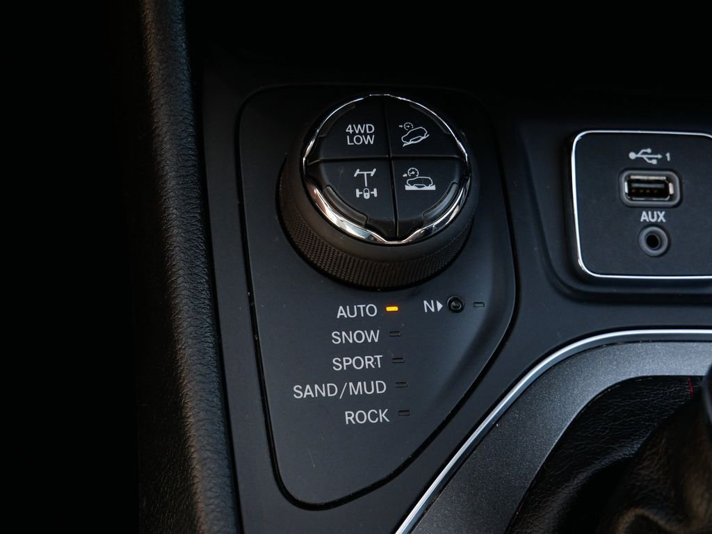 Certified Used 2020 White Jeep Trailhawk image 25