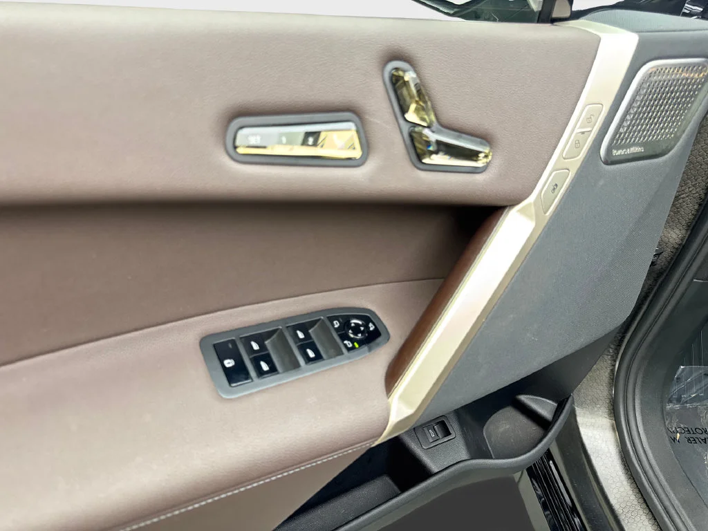 Used 2023 White BMW M60 image 34