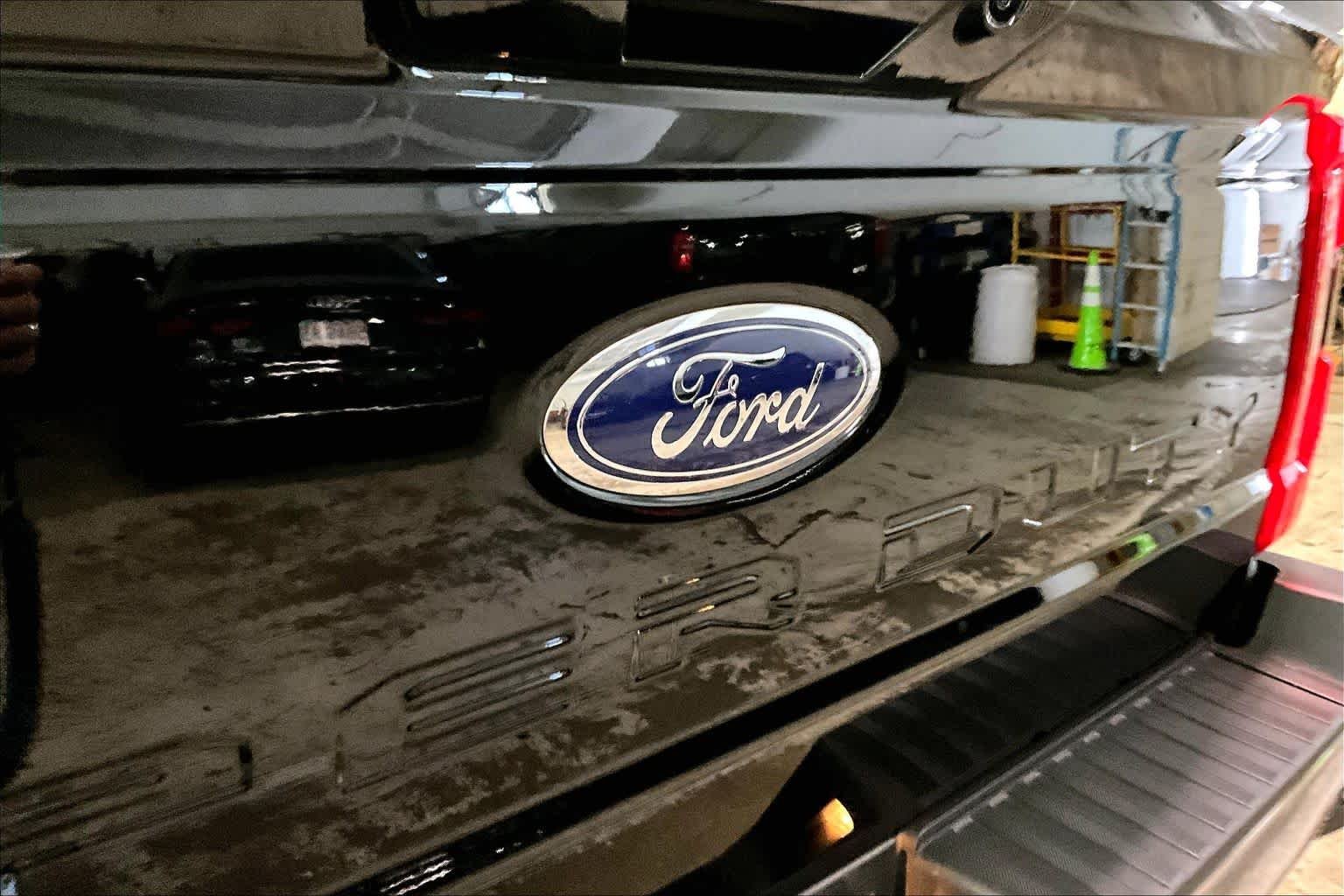 Used 2025 Agate Black Metallic Ford LARIAT image 31