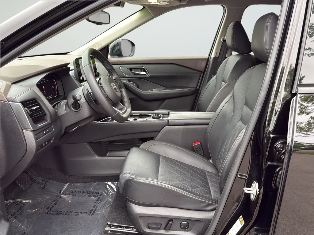 Used 2023 Black Nissan Platinum image 10