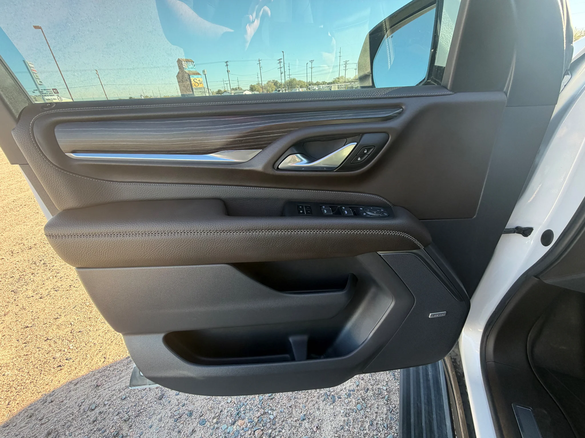 Used 2022 White Frost Tricoat GMC Denali image 9