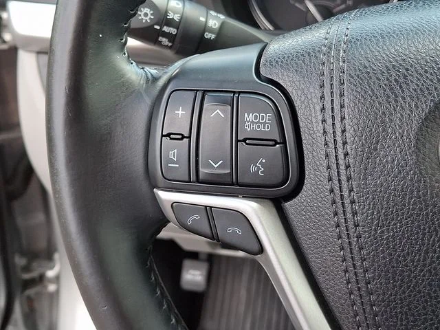 Used 2017 Silver Toyota XLE image 22