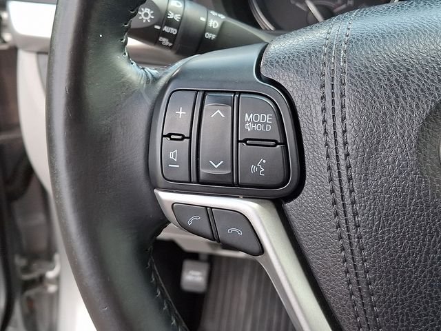Used 2017 Silver Toyota XLE image 22