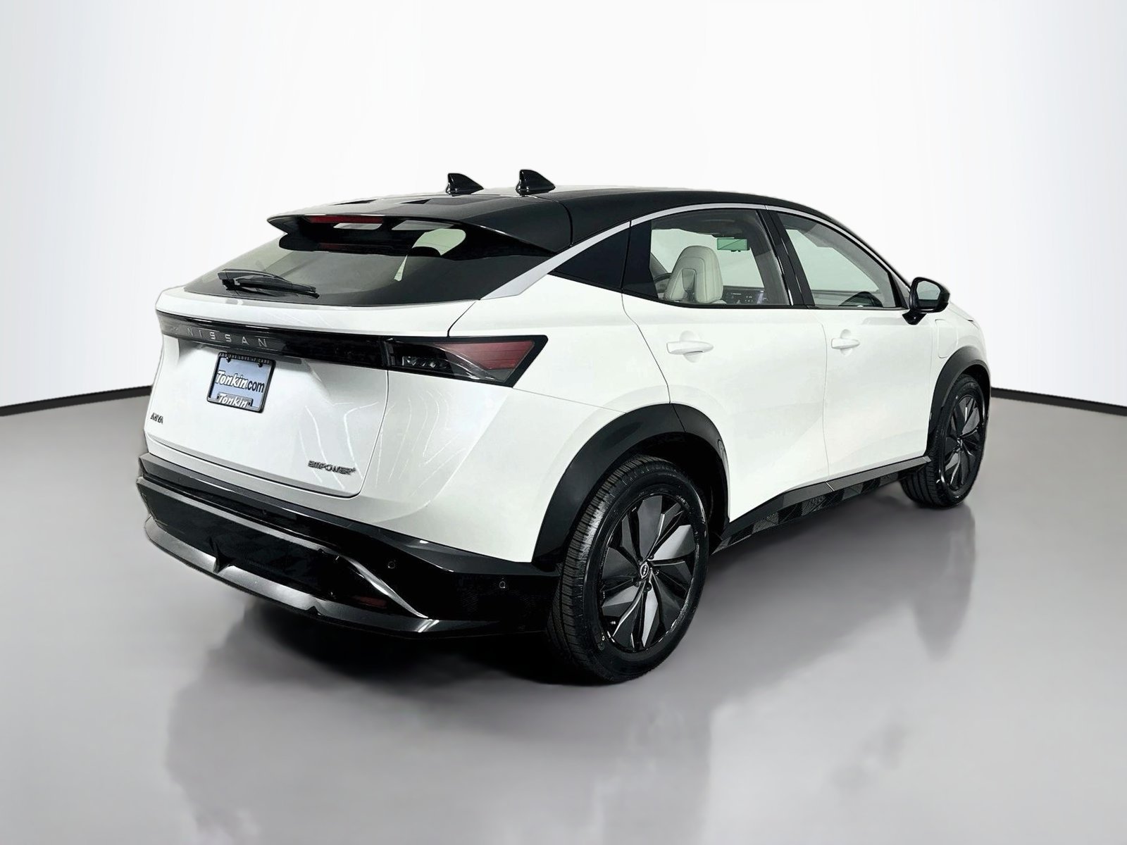 Used 2024 Everest White Pearl Tricoat/Black Diamond Pearl Nissan EMPOWER+ image 7