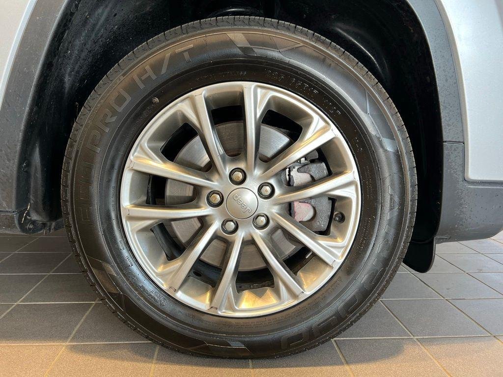 Used 2019 Billet Silver Metallic Clearco Jeep Latitude Plus image 13
