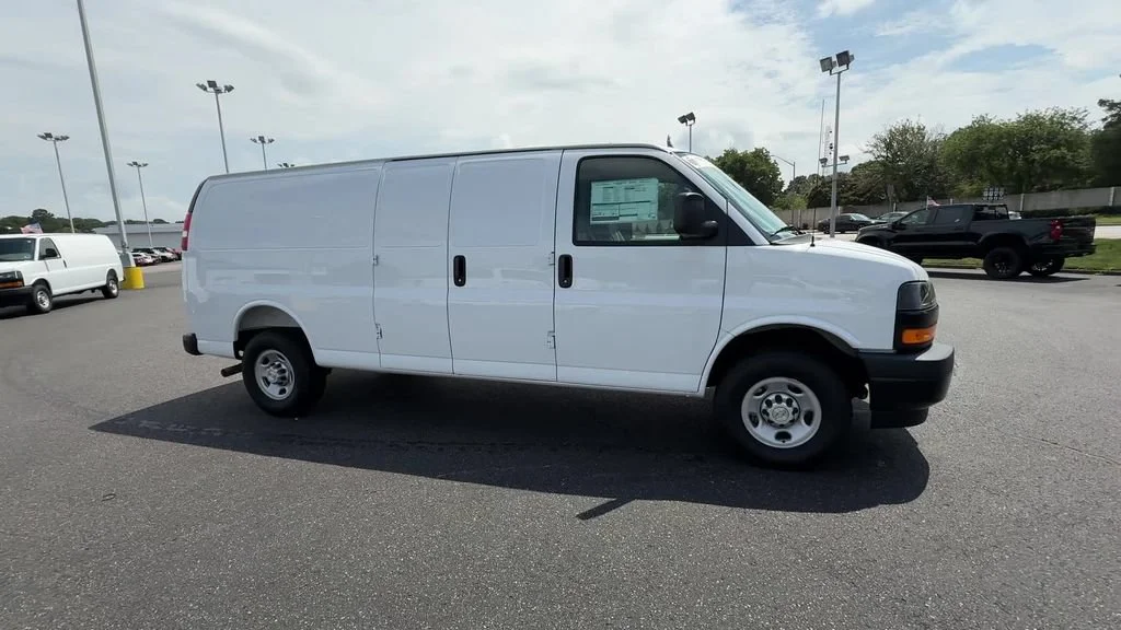 New 2026 Summit White Chevrolet WT image 8