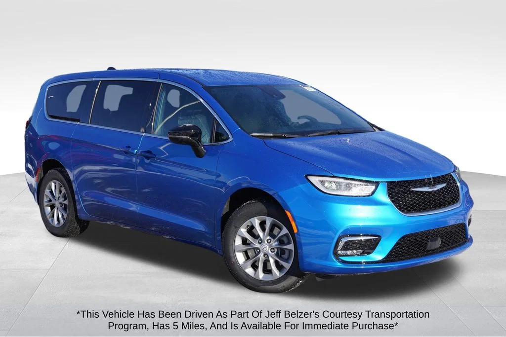 2026 Chrysler Pacifica Select AWD's photo