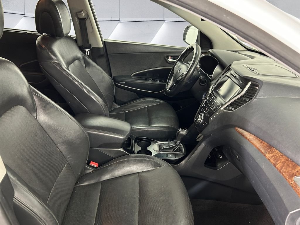 Used 2019 White Hyundai SE image 13