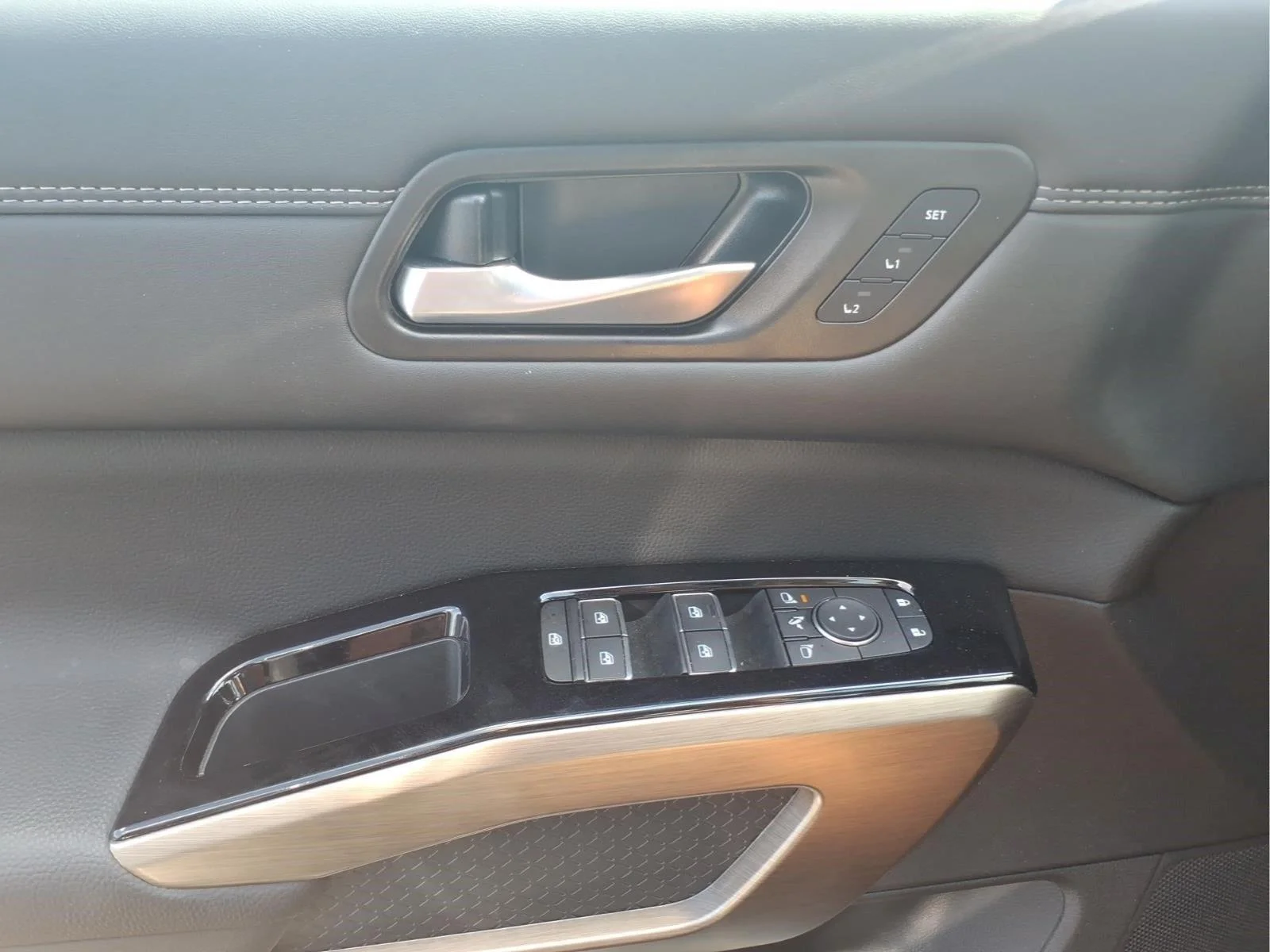 Used 2025 Obsidian Green Pearl Nissan Platinum image 15