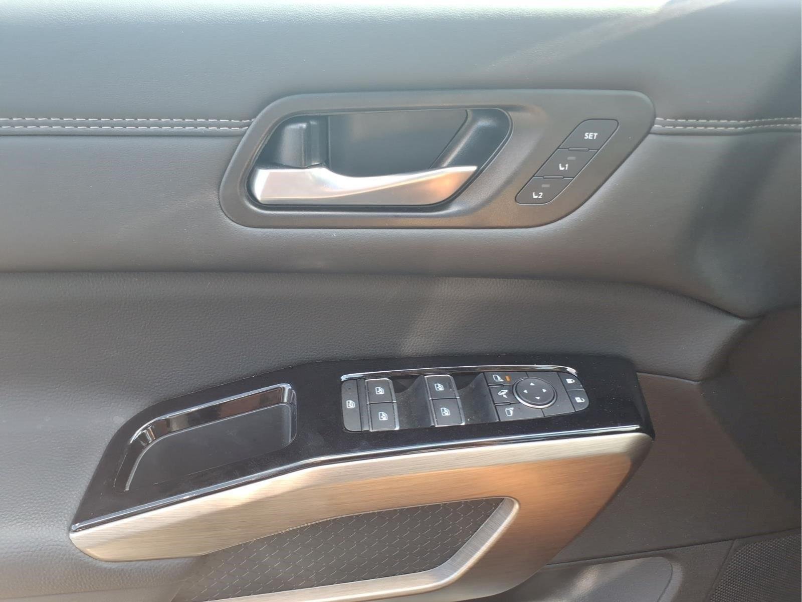 Used 2025 Obsidian Green Pearl Nissan Platinum image 15