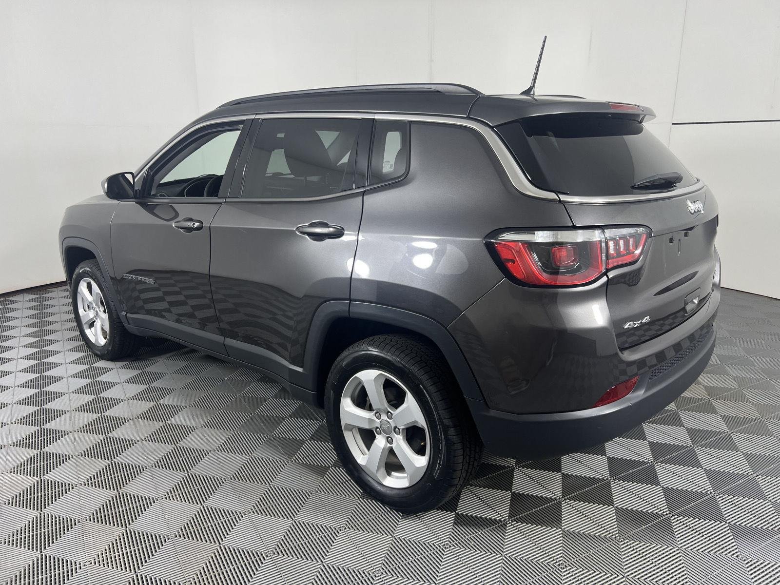 Used 2018 Granite Crystal Metallic Clearcoat Jeep Latitude image 8