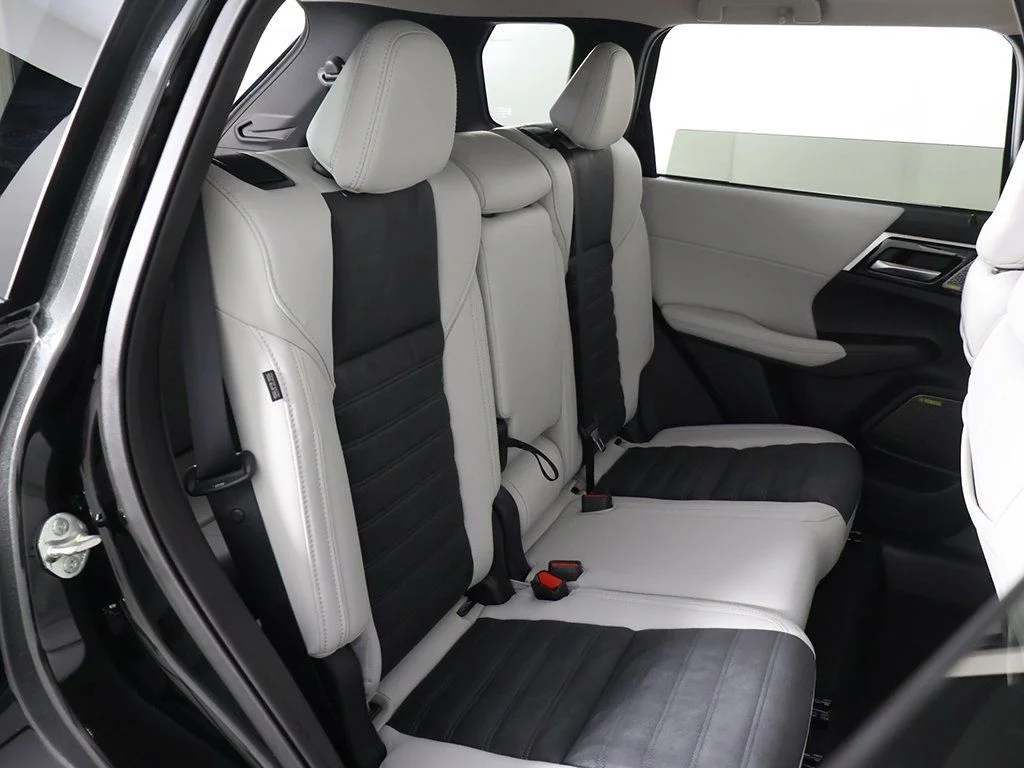 2025 Mitsubishi Outlander SE - Photo 36